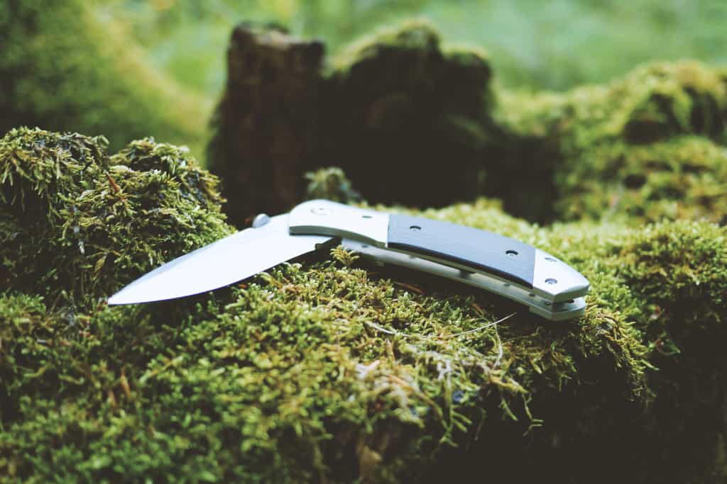 An outdoor knife  that can help cyclists survive in the wild